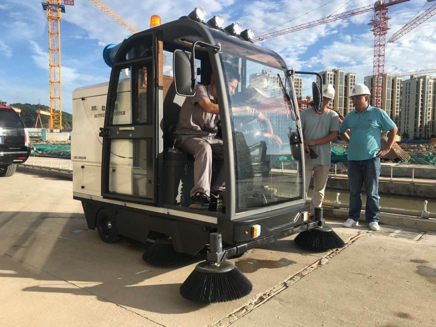 浙江龙海市电动清扫车：现代城市清洁的新解决方案